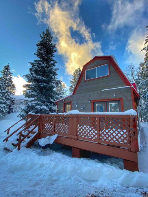 Charming Blue Farmhouse Cabin Duck Creek Village ภายนอก รูปภาพ